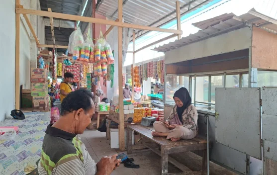 Bahan Baku Mahal, Penjual Gorengan Beralih Jual Kelapa