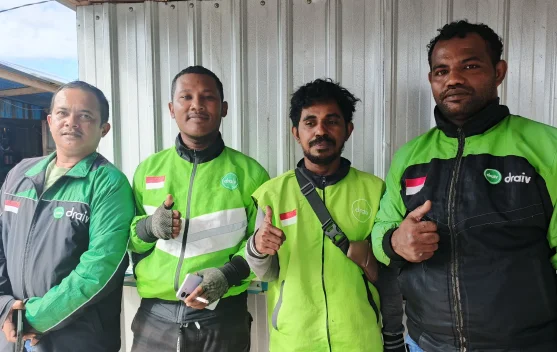 Pengemudi Ojol Sampaikan Ucapan Selamat Hari Bhayangkara ke-80