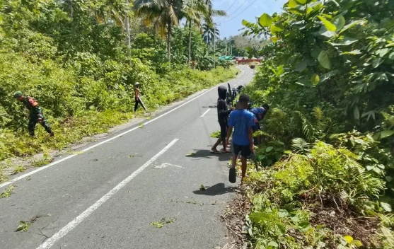 Babinsa Hadir di tengah Masyarakat, Bersihkan Bahu Jalan demi Kenyamanan Bersama