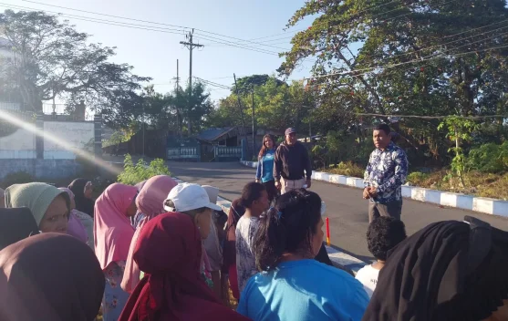 DLHK Bersihkan Lapangan Lodarel sebelum di Gunakan