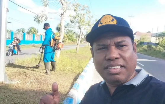 Tim Pemotong Sikat Rumput Liar di Area Publik