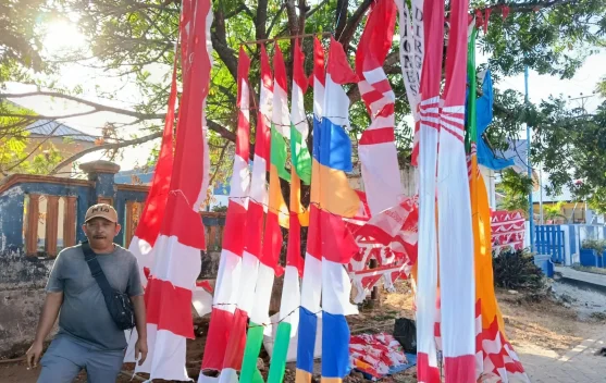 Penjualan Umbul-Umbul Kemerdekaan Mulai Bergeliat di Watdek jelang HUT Ke-81 RI