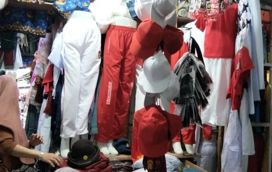 Berkah Agustus: Pedagang Baju Merah Putih Banjir Cuan