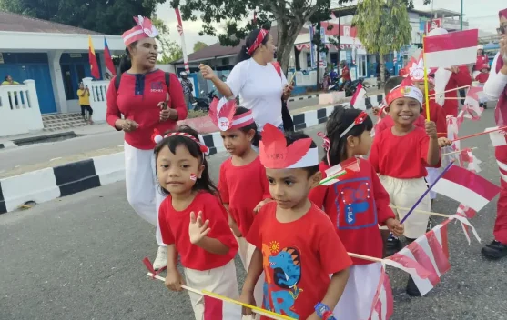 TK Negeri Pembina Langgur Tampilkan Formasi Kereta Api di Kirab Kebangsaan