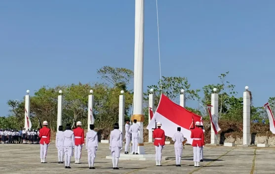 Bupati Thaher Pimpin Upacara HUT RI Ke-81, Paskibraka Sukses Kibarkan Merah Putih