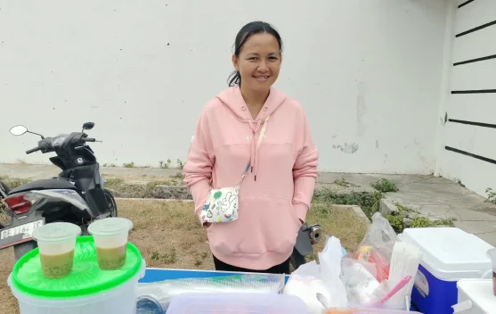 Gorengan Keliling Yuni dan Harapan Kecil yang Belum Merdeka