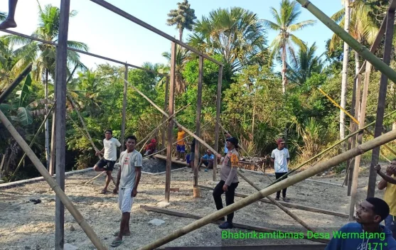 Bhabinkamtibmas Wermatang Bantu Warga Bangun Rumah