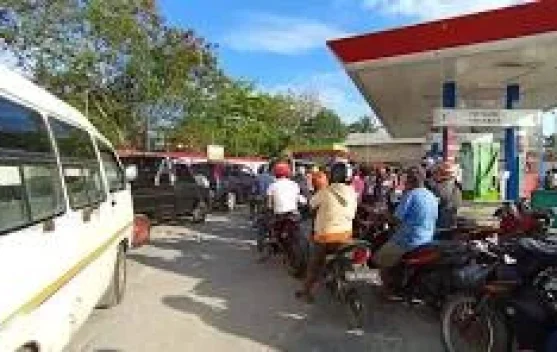 Penjual BBM Eceran Menyebabkan Antrean Panjang di SPBU