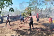 Respon Cepat Layanan 110 Polres Tual Bersama Damkar Berhasil Padamkan Kebakaran