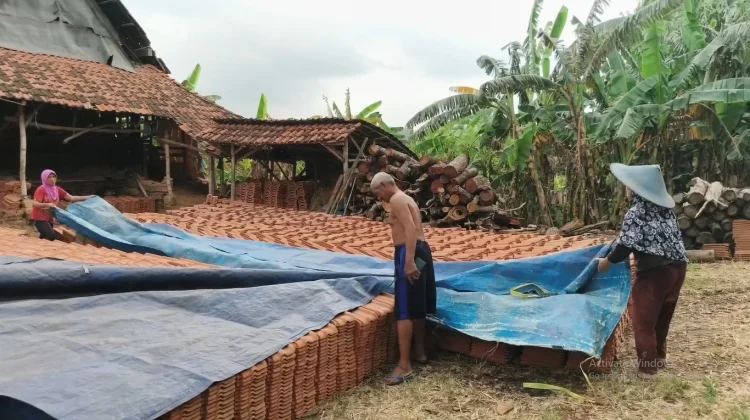 Program Gentengisasi Bangkitkan Harapan Pengrajin Genteng Lamongan