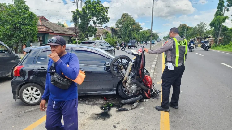 Diduga Kurang Hati-Hati, Mobil Tabrak Motor di Turi Lamongan