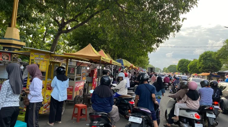 Perdana Dibuka, Pasar Takjil Tuban Padat Pengunjung