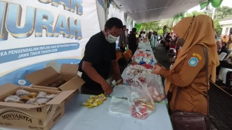 Warga Serbu Bapok Pasar Murah Disperindag Jatim di Lamongan