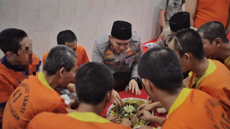 Humanis dan Bersahabat, Kapolres Lamongan Berbuka Puasa Bersama Tahanan