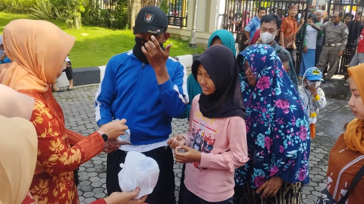Semangat Berbagi, DWP Lamongan Bagikan Takjil Kepada Warga