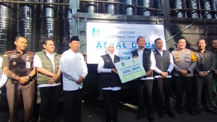 Peduli Masyarakat, Gubernur Khofifah Salurkan Bermacam Bansos di Lamongan