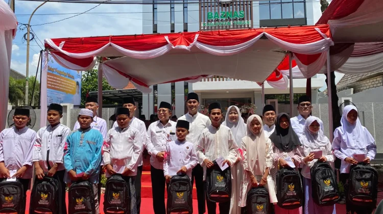 Bupati Tuban Bersama Baznas Serahkan Santunan untuk Ribuan Anak Yatim Piatu