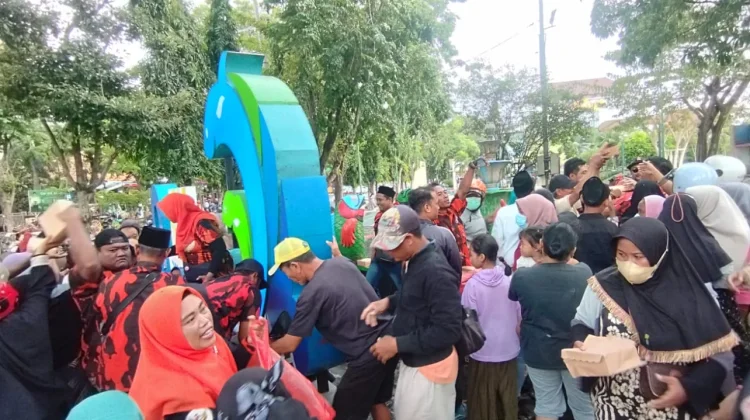 Ratusan Warga Lamongan Antusias “War Takjil”, 400 Paket Ludes 10 Menit