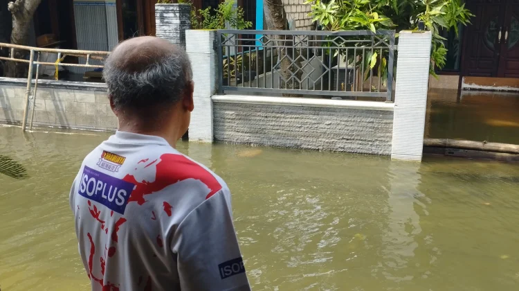 Banjir Berlumut, Warga Glagah Pasang Jaring di Jalan Desa