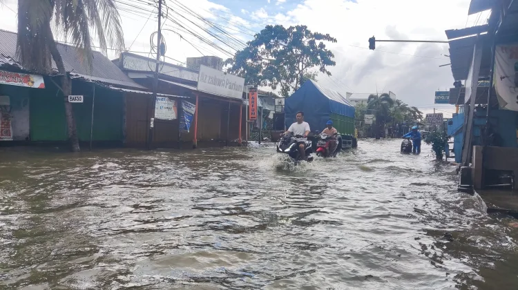 Jalur Alternatif Sukodadi–Paciran Terendam Banjir, Sejumlah Motor Mogok