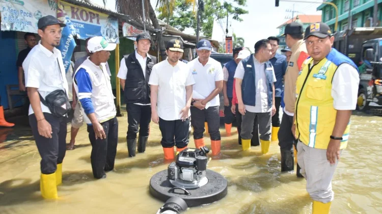 Respon Keluhan Warga, Wagub Jatim Tinjau Banjir Karanggeneng