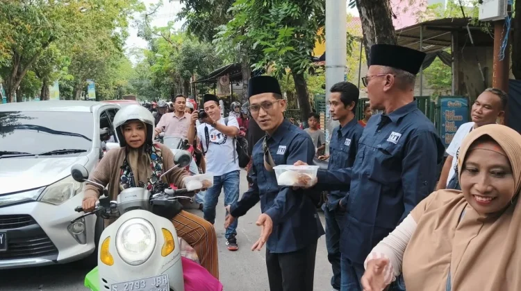 Kolaborasi IJTI dan Penyandang Disabilitas Lamongan Tebar Takjil