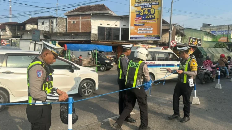 Satgas Kamseltibcar Polres Lamongan Lakukan Rekayasa Lalu Lintas di Babat