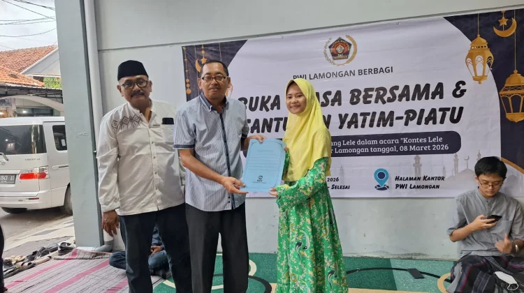 PWI Lamongan Salurkan Hasil Lelang Kontes Lele untuk Yatim Piatu