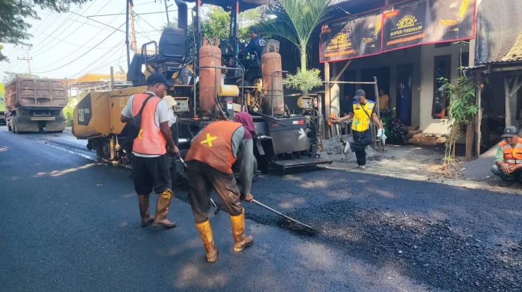 Menjelang Mudik Lebaran, Perbaikan Jalan di Lamongan Dikebut