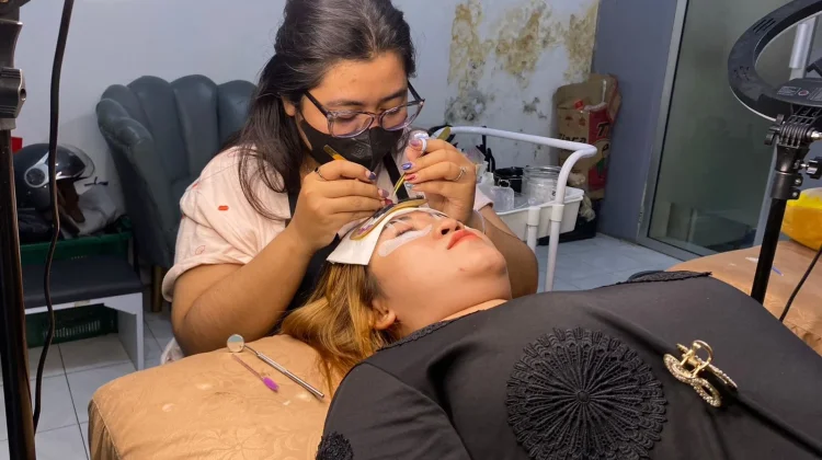 Menjelang Lebaran Salon Kecantikan di Tuban Diserbu Pelanggan