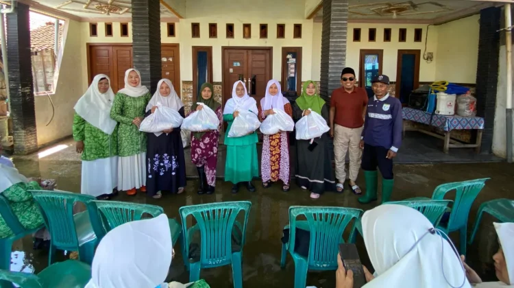 Gus Muhaimin Salurkan Sembako untuk Korban Banjir dan Guru Ngaji di Lamongan