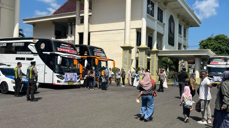 Pemkab Tuban Berangkatkan Ratusan Peserta Balik Mudik Gratis