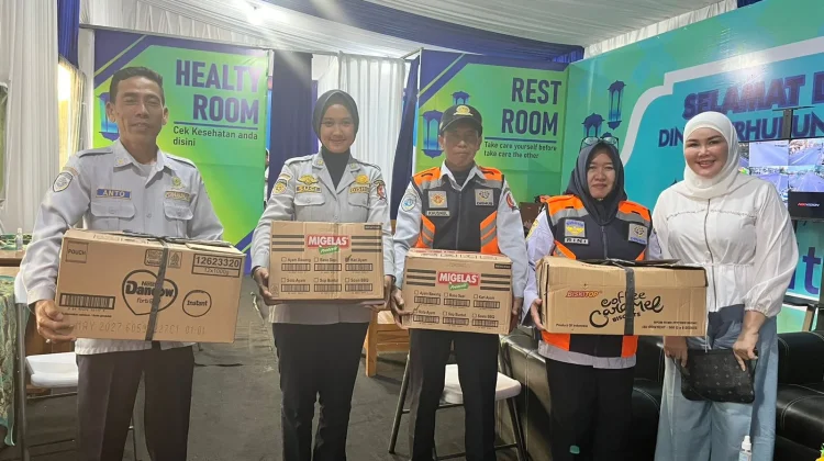 Perusahaan Swasta Bojonegoro Beri Bantuan Logistik di Rest Area Pemudik