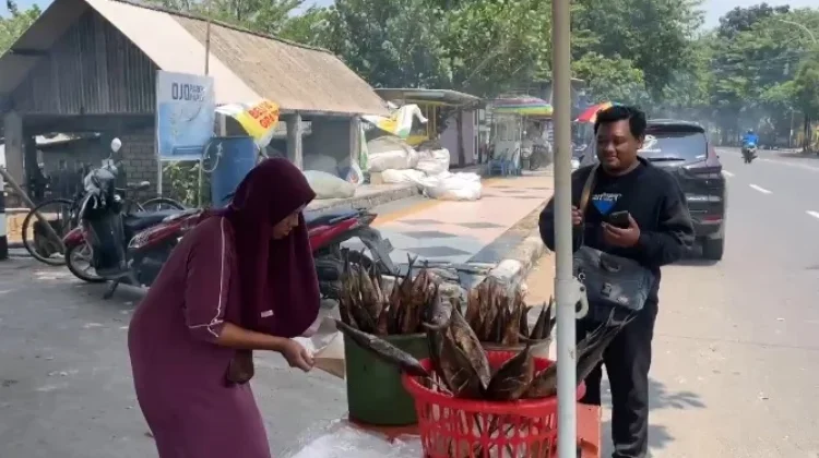 Momen Arus Balik Lebaran, Penjual Ikan Asap di Tuban Laris