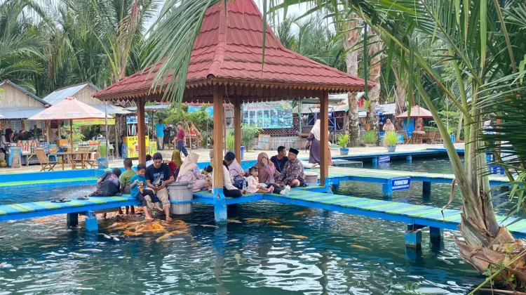 Pesona Ribuan Ikan Hias, Wisata Pelang Tuban Ramai saat Lebaran