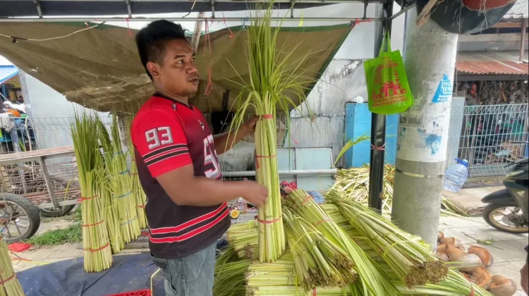 Pedagang Janur Lamongan Diserbu di Lebaran Ketupat