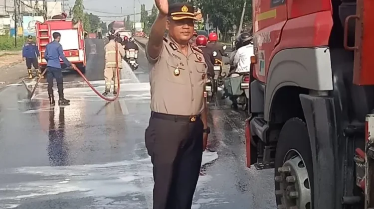 Cegah Lakalantas Polsek Babat Amankan Tumpahan Solar
