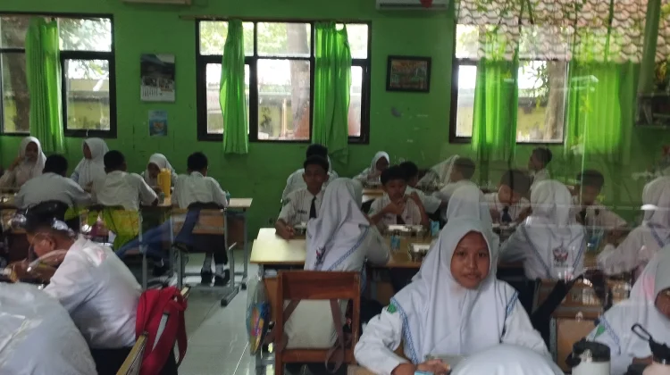 Semangat Siswa Lamongan pada Hari Pertama MBG Pasca Lebaran