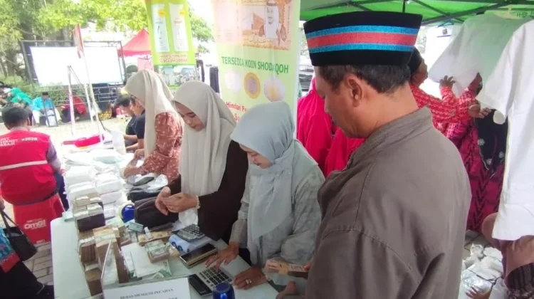 Penyedia Jasa Penukaran Riyal Diserbu CJH Lamongan jelang Keberangkatan
