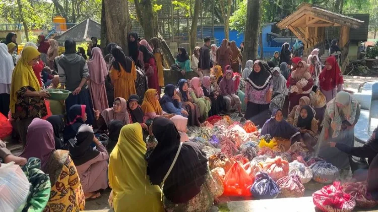 Warga Bektiharjo Tuban Jaga Tradisi Beri Makan Ikan Monyet