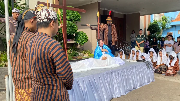 Jumat Agung, Umat Katolik di Tuban Gelar Visualisasi Jalan Salib
