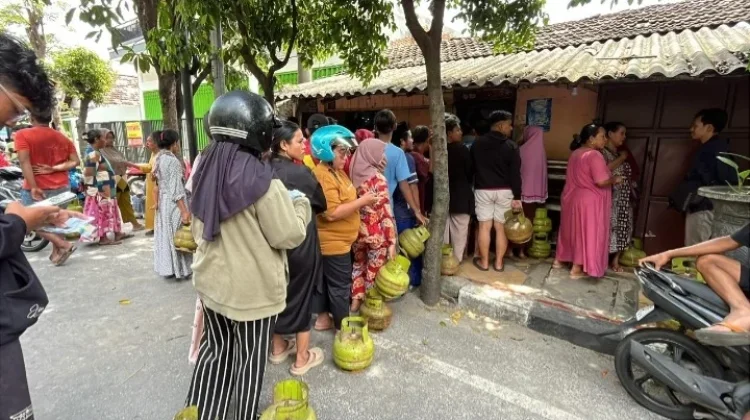 Stok LPG Langka, Masyarakat Tuban Rela Antre sejak Pagi