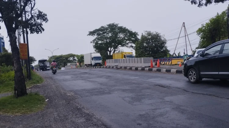 Perbaikan Jembatan Kesambi, Polres Lamongan Terapkan Contra Flow