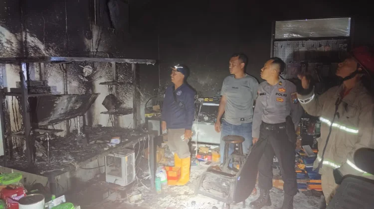 Damkar dan Polsek Babat Tangani Kebakaran Counter Seluler