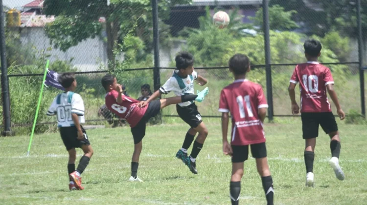 Ratusan Pelajar SD Unjuk Gigi di Turnamen Sepak Bola Lamongan