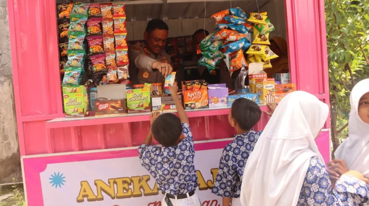 Kapolres Tuban Serahkan Bantuan Kios Usaha dan Layanan Kesehatan Disabilitas