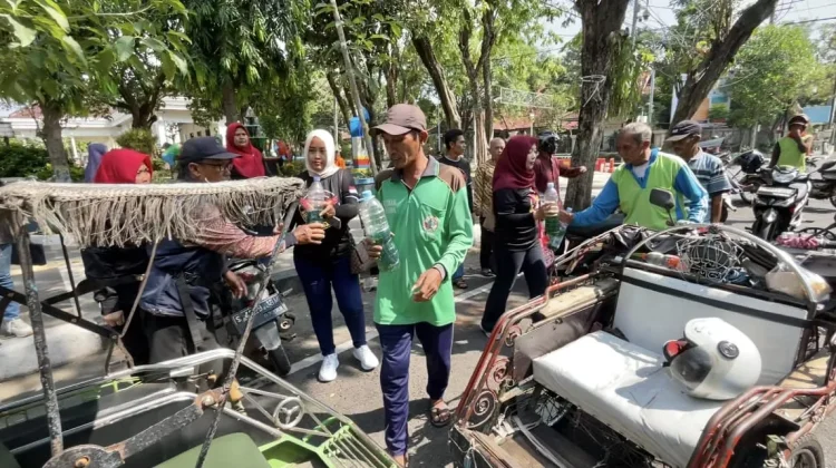Squad Nusantara Bagikan BBM Gratis untuk Pengemudi Becak Motor di Lamongan