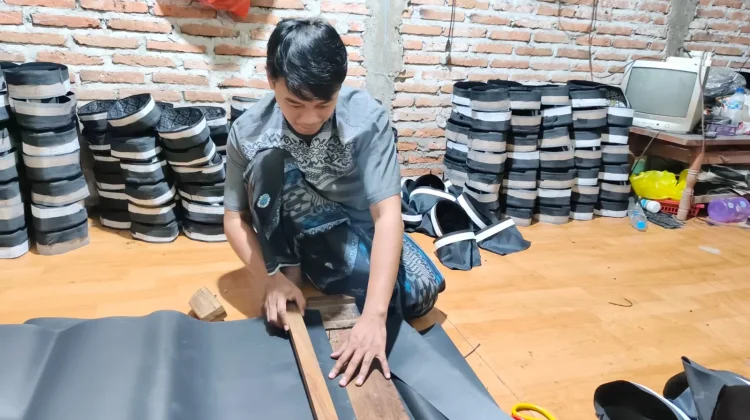 Harga Bahan Songkok Melonjak, Pengrajin di Lamongan Bertahan