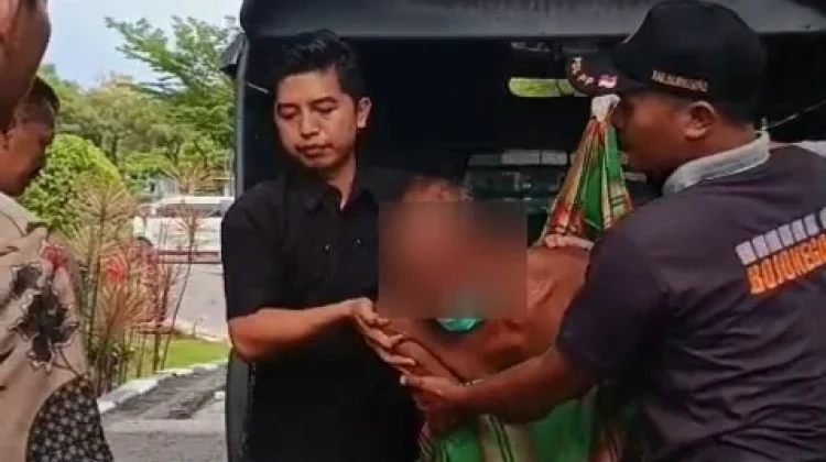 Sikap Humanis Satpol PP Bojonegoro saat Amankan ODGJ yang Mengamuk