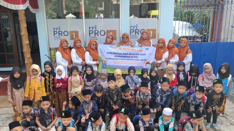 Peringati Hari Kartini, Puluhan Siswa Berkebaya Lakukan Kunjungan di RRI Tuban